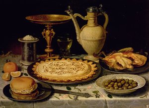 Nature morte avec une tarte, poulet rôti, pain, riz et olives